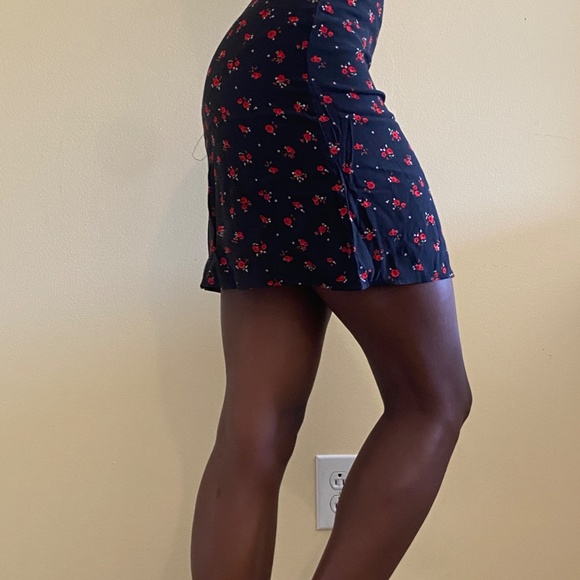 BRANDY MELVILLE BALCK SKIRT WITH ROSES - Picture 2 of 4